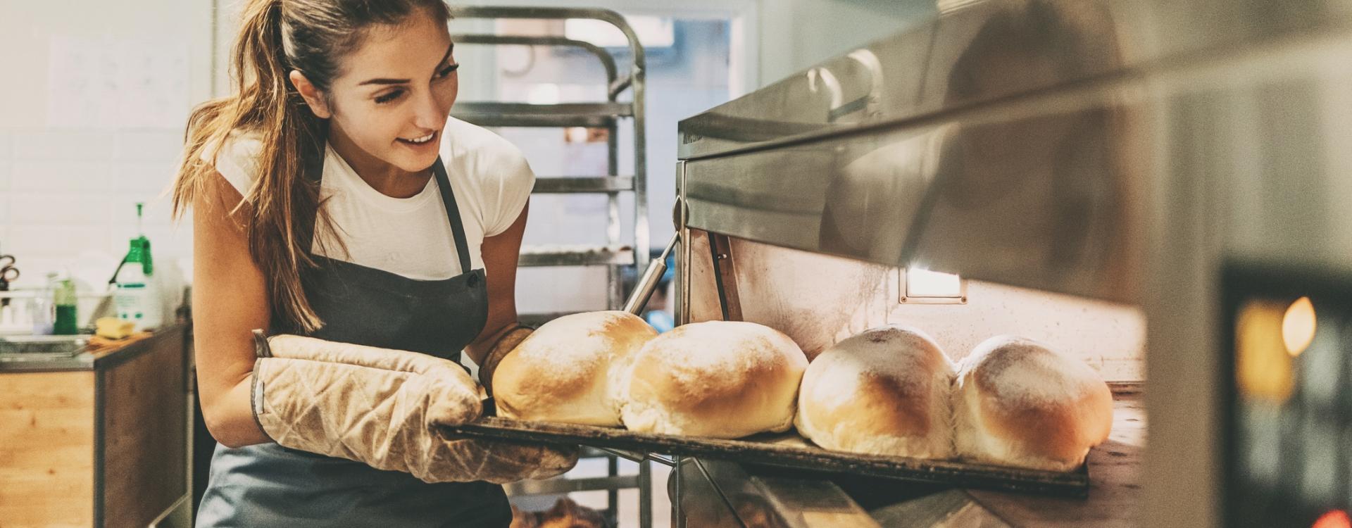 Kobiety wyjmująca chleb z pieca